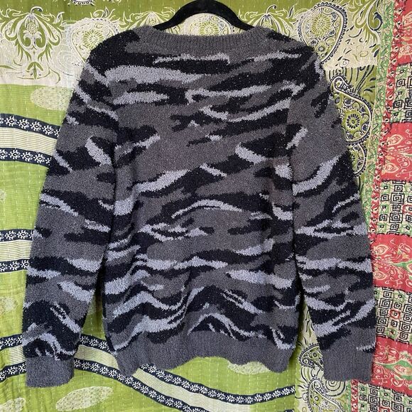 NWT Barefoot Dreams CozyChic Seaside Crewneck Carbon Camo Sweater Size Large - Picture 10 of 16